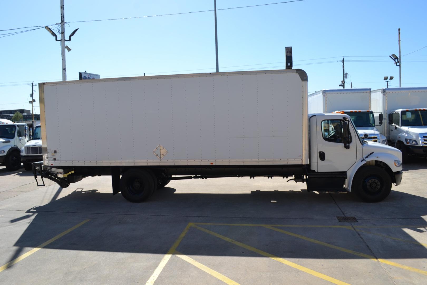 2018 WHITE /BLACK FREIGHTLINER M2-106 with an DETROIT DD5 5.1L 210HP engine, ALLISON 2100HS AUTOMATIC transmission, located at 9172 North Fwy, Houston, TX, 77037, (713) 910-6868, 29.887470, -95.411903 - 25,550LB GVWR NON CDL, SUPREME 26FT BOX , 13FT CLEARANCE, 97" X 102", MAXON 3,000LB CAPACITY ALUMINUM LIFT GATE, E-TRACKS, 80 GALLON FUEL TANK, SPRING RIDE, COLD A/C - Photo#3